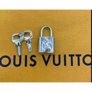👛  AUTHENTIC LOUIS VUITTON SILVER LOCK AND KEY